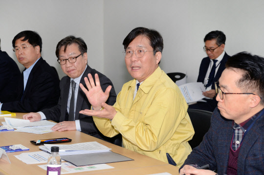 성윤모 산업통상자원부 장관(왼쪽 세번째)이 11일 오후 정부서울청사에서 자동차·기계·전자·섬유·반도체협회 등 주요 업종별 협회, 두산인프라코어·삼성전자·SK하이닉스·현대차 등 기업 대표 등이 참석한 가운데 열린 '신종 코로나 바이러스 관련 업계 간담회'에서 지원 대책을 설명하고 있다.  <산업통상자원부 제공>